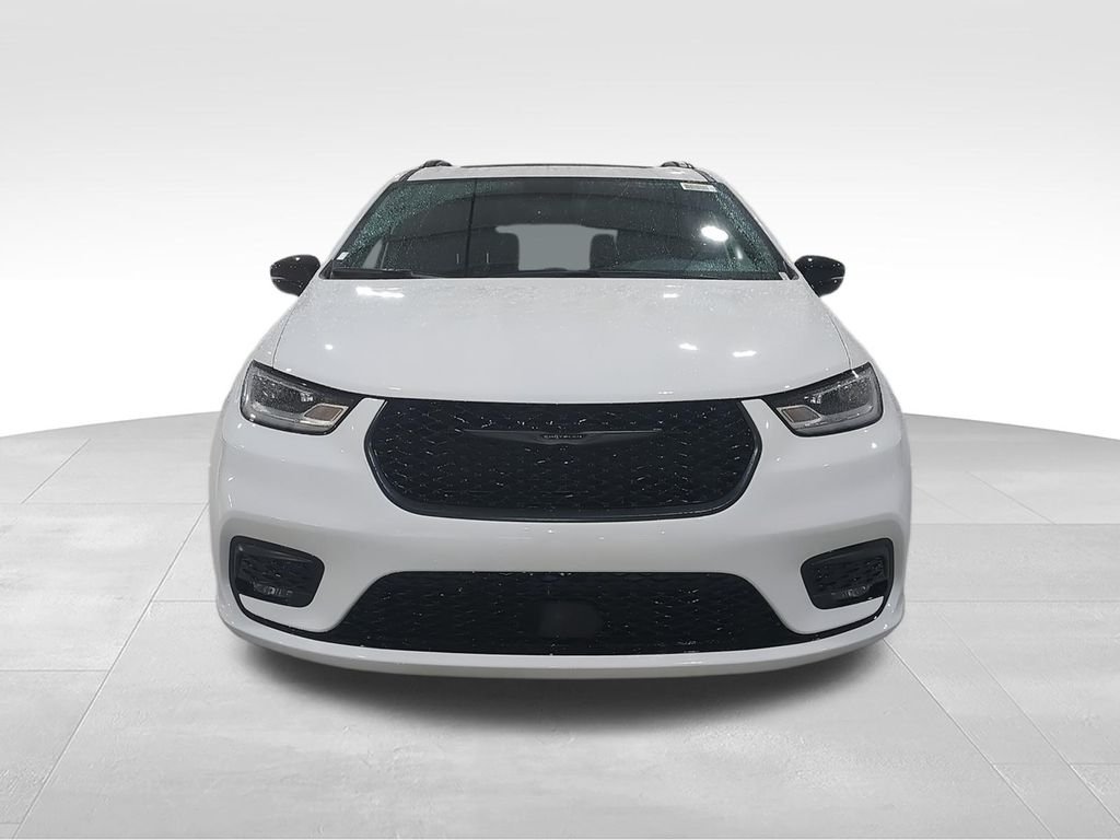 New 2026 Bright White Clear-Coat Exterior Paint Chrysler Limited image 3