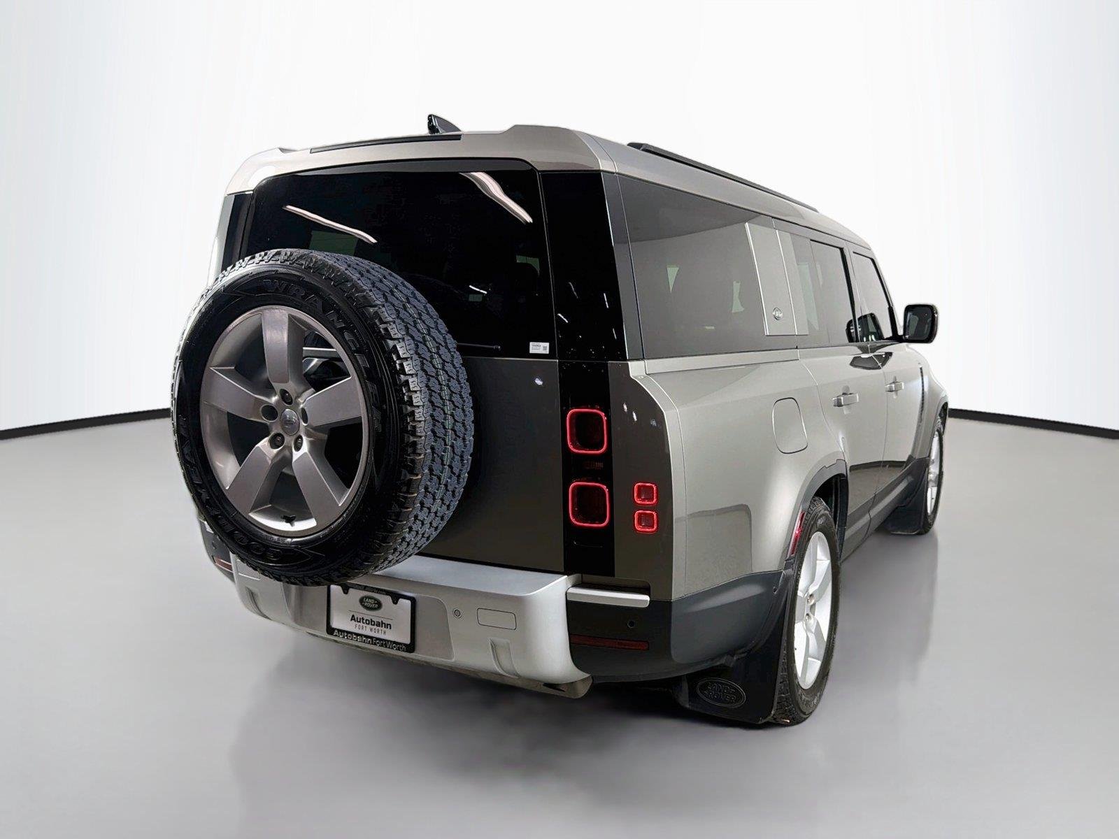 Used 2024 Silicon Silver Land Rover S image 5