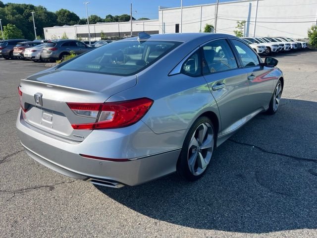 Used 2018 Lunar Silver Metallic Honda Touring image 3