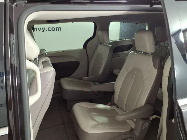 Used 2018 Red Chrysler Touring L Plus image 9
