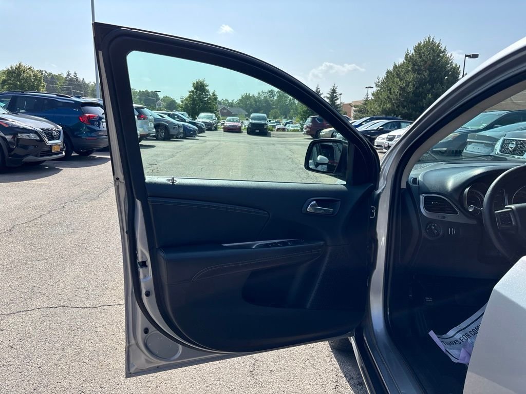 Used 2018 Silver Dodge Crossroad image 16