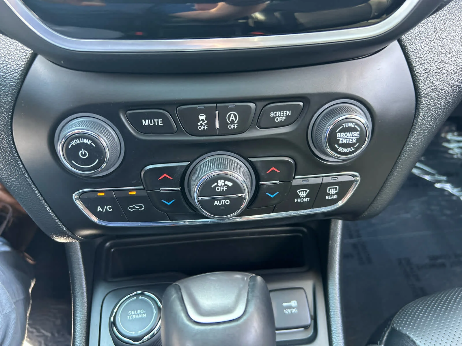Used 2022 Bright White Clearcoat Jeep Limited image 18
