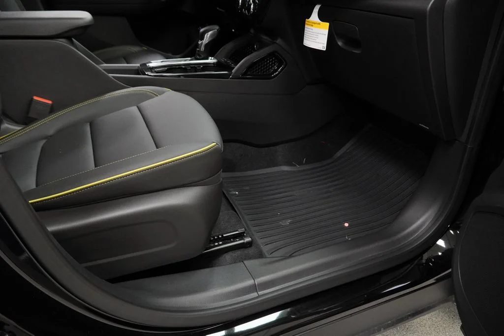 New 2026 Mosaic Black Metallic Chevrolet ACTIV image 31