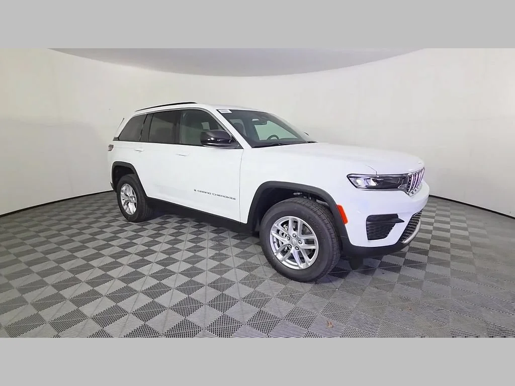 New 2026 Bright White Clear-Coat Exterior Paint Jeep Laredo X image 14