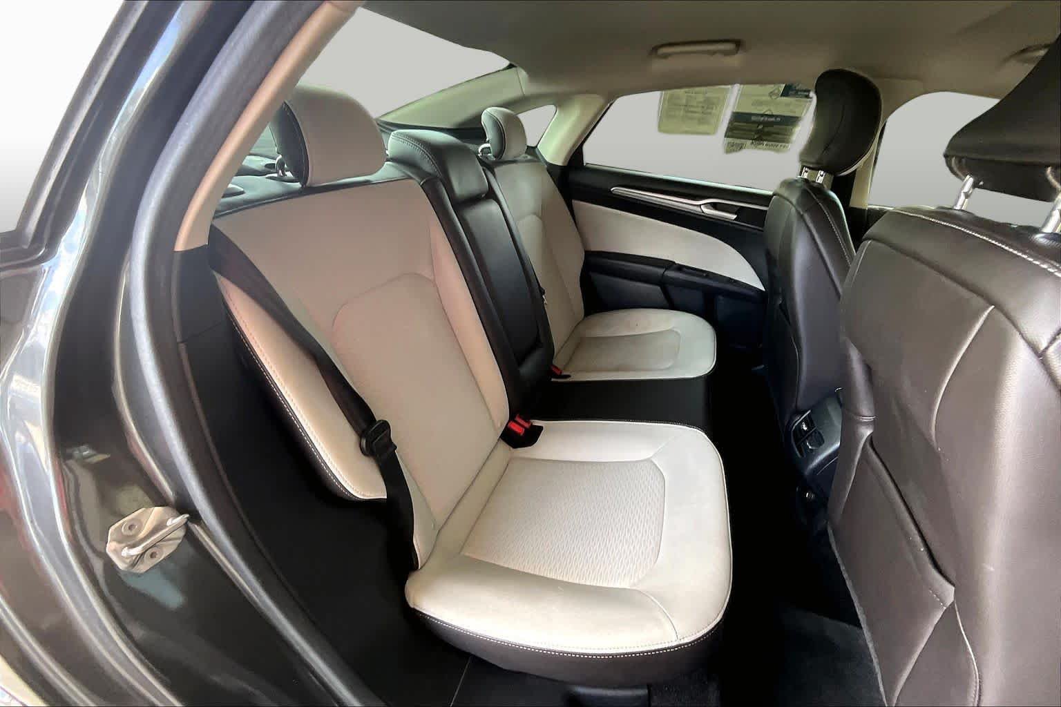 Used 2019 Magnetic Metallic Ford SE image 19