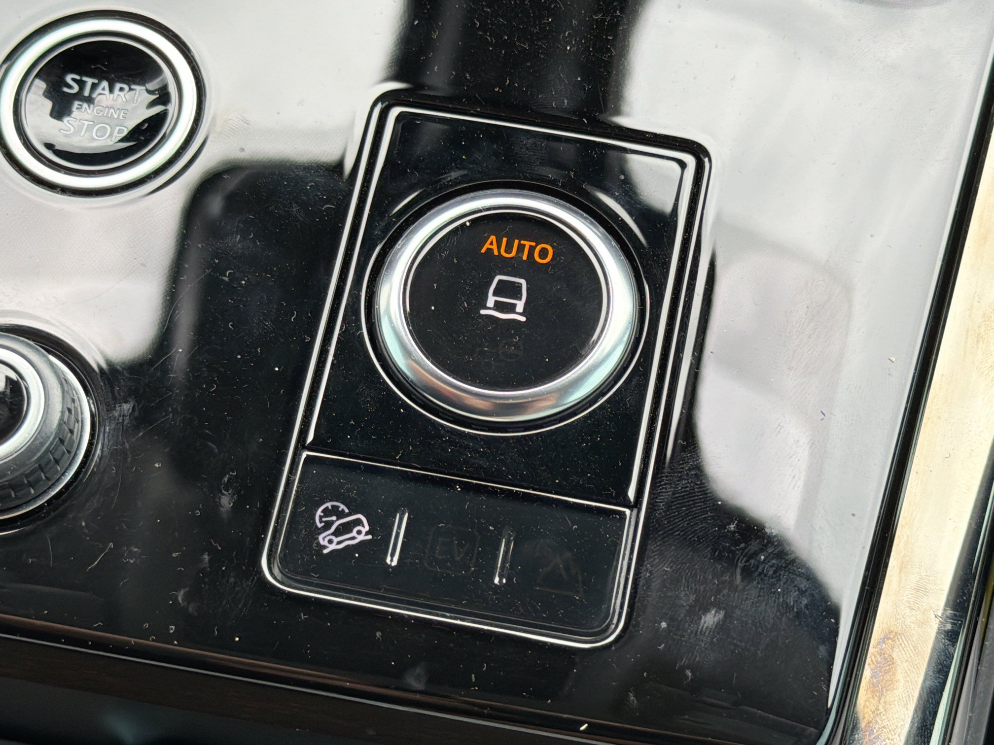 Used 2023 White Land Rover SE image 31