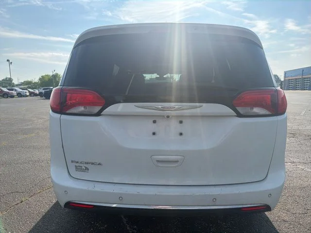 Used 2018 White Chrysler Touring L image 4