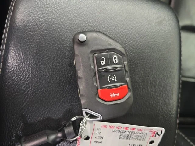 Used 2020 Bikini Pearlcoat Jeep Unlimited Sahara image 26