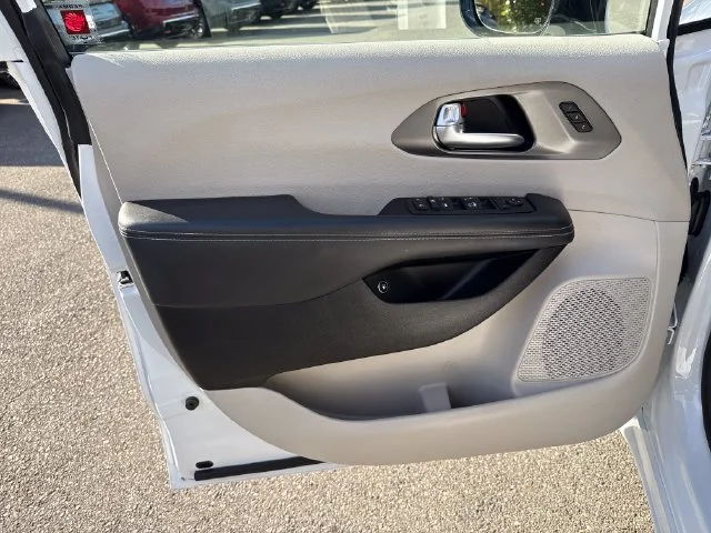 Used 2024 Bright White Clearcoat Chrysler Select image 16
