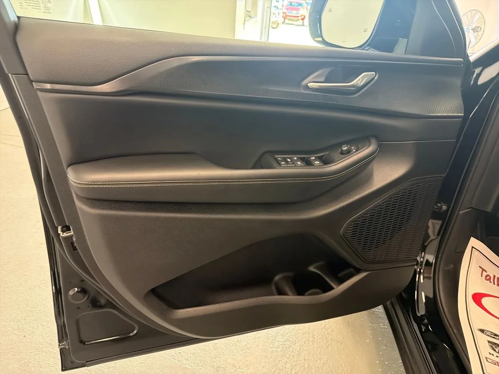 Used 2025 Black Jeep Altitude X image 11