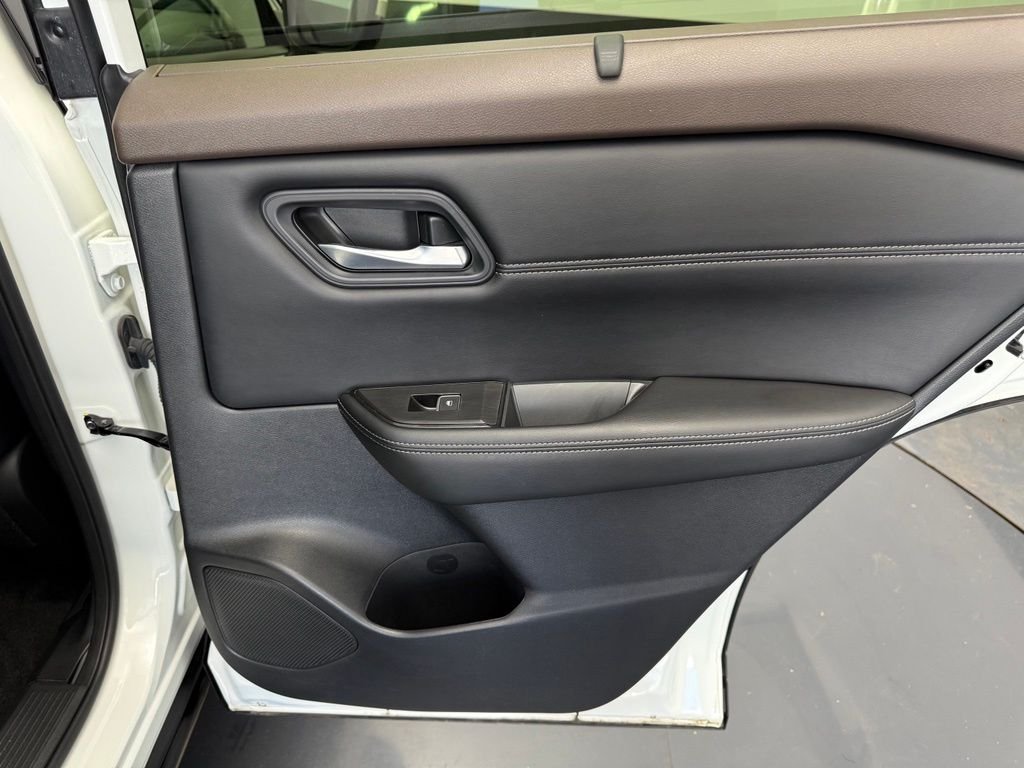 Used 2023 White Nissan SL image 72