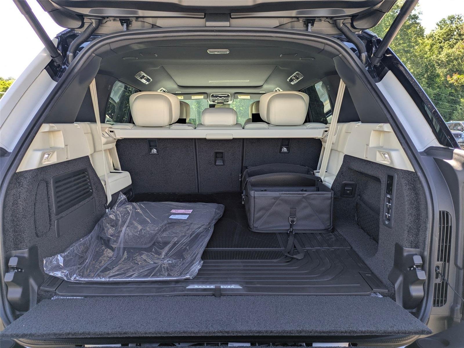 New 2026 Ostuni Pearl White Land Rover Autobiography image 30