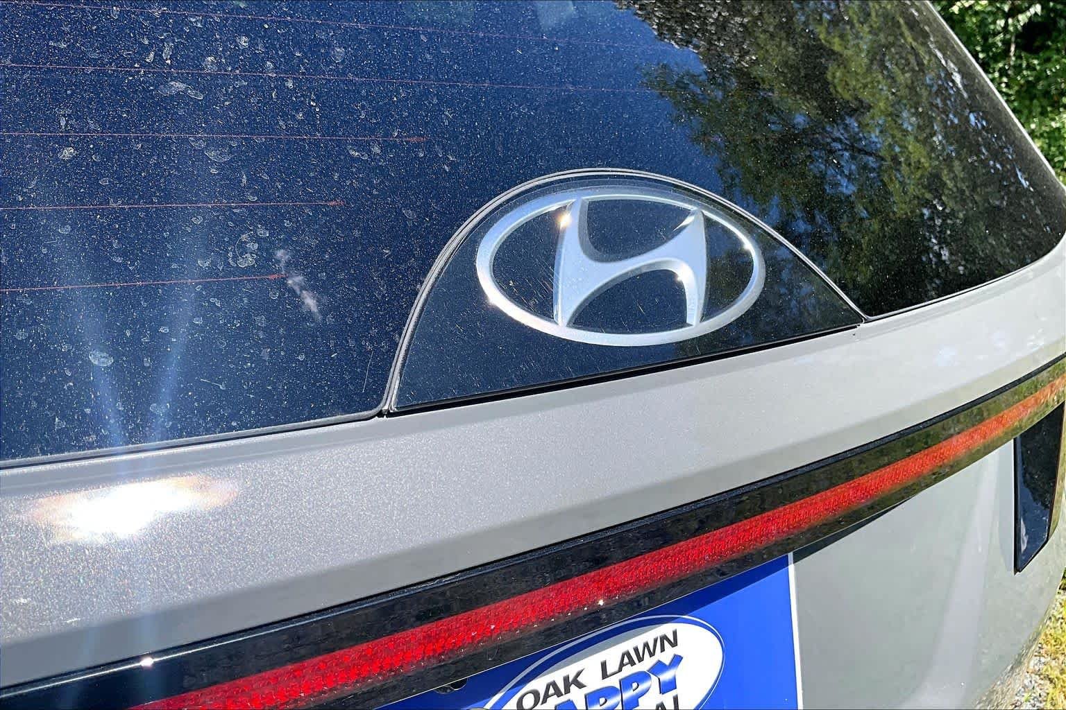 Used 2024 Hampton Gray Hyundai SEL image 31