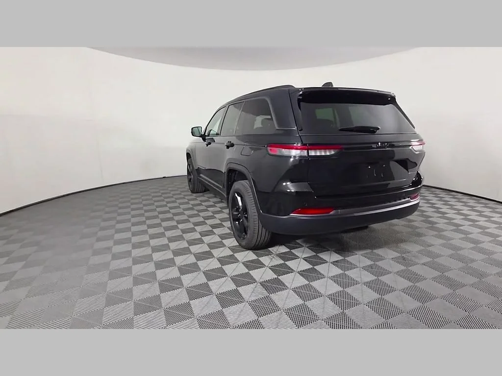 New 2026 Diamond Black Crystal Pearlcoat Jeep Limited image 30