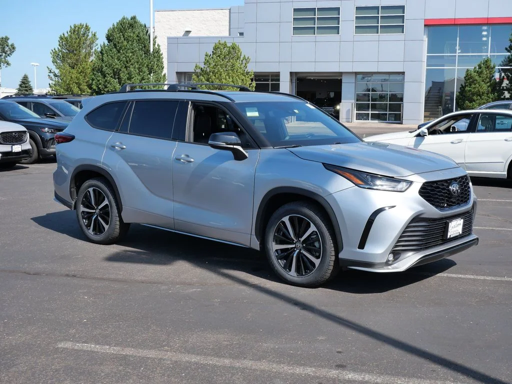 Used 2022 Toyota Highlander XSE with VIN 5TDLZRBH8NS240816 for sale in Minneapolis, Minnesota
