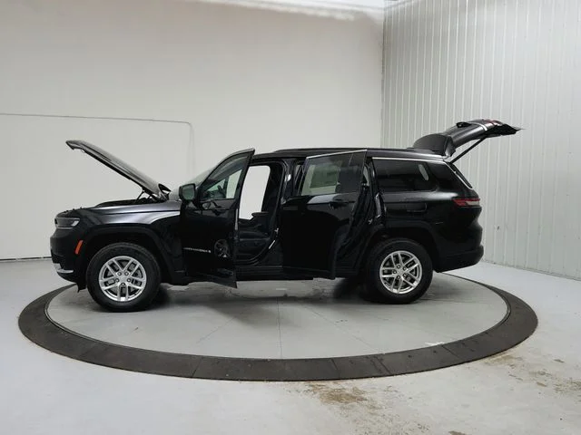 New 2026 Diamond Black Crystal Pearl-Coat Exterior Paint Jeep Laredo image 12
