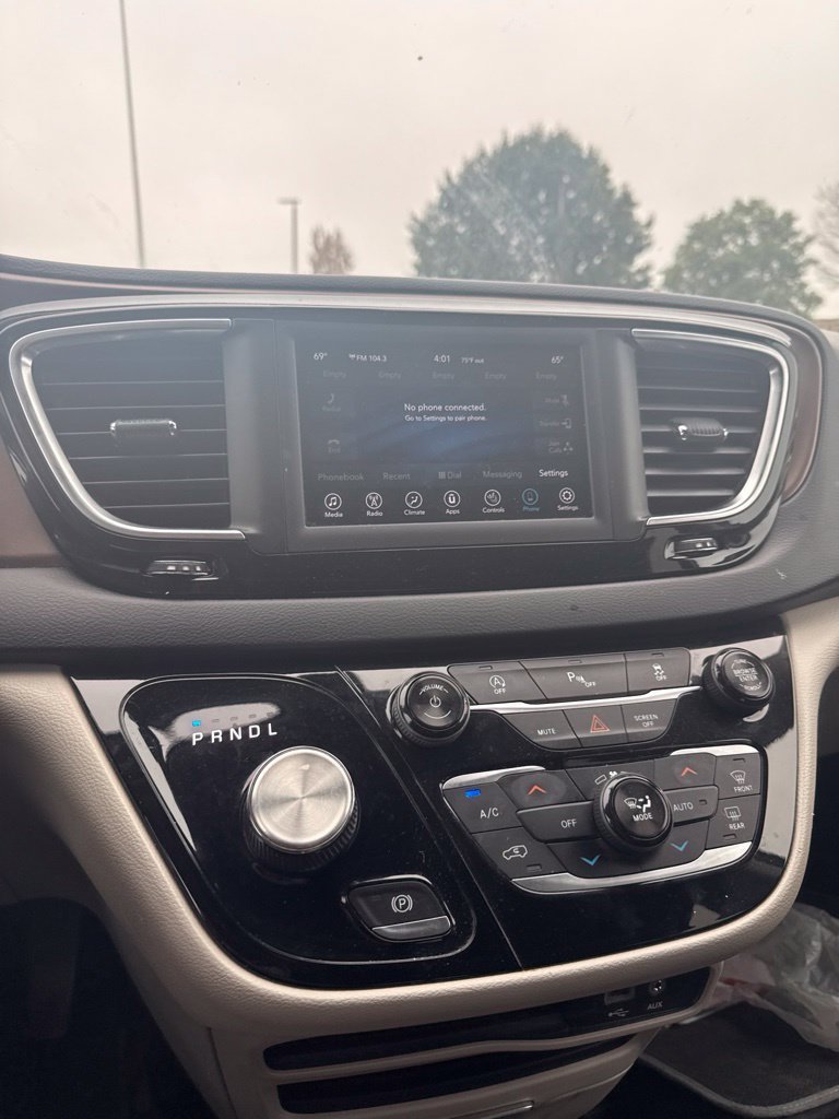 Used 2018 Black Chrysler Touring L image 2