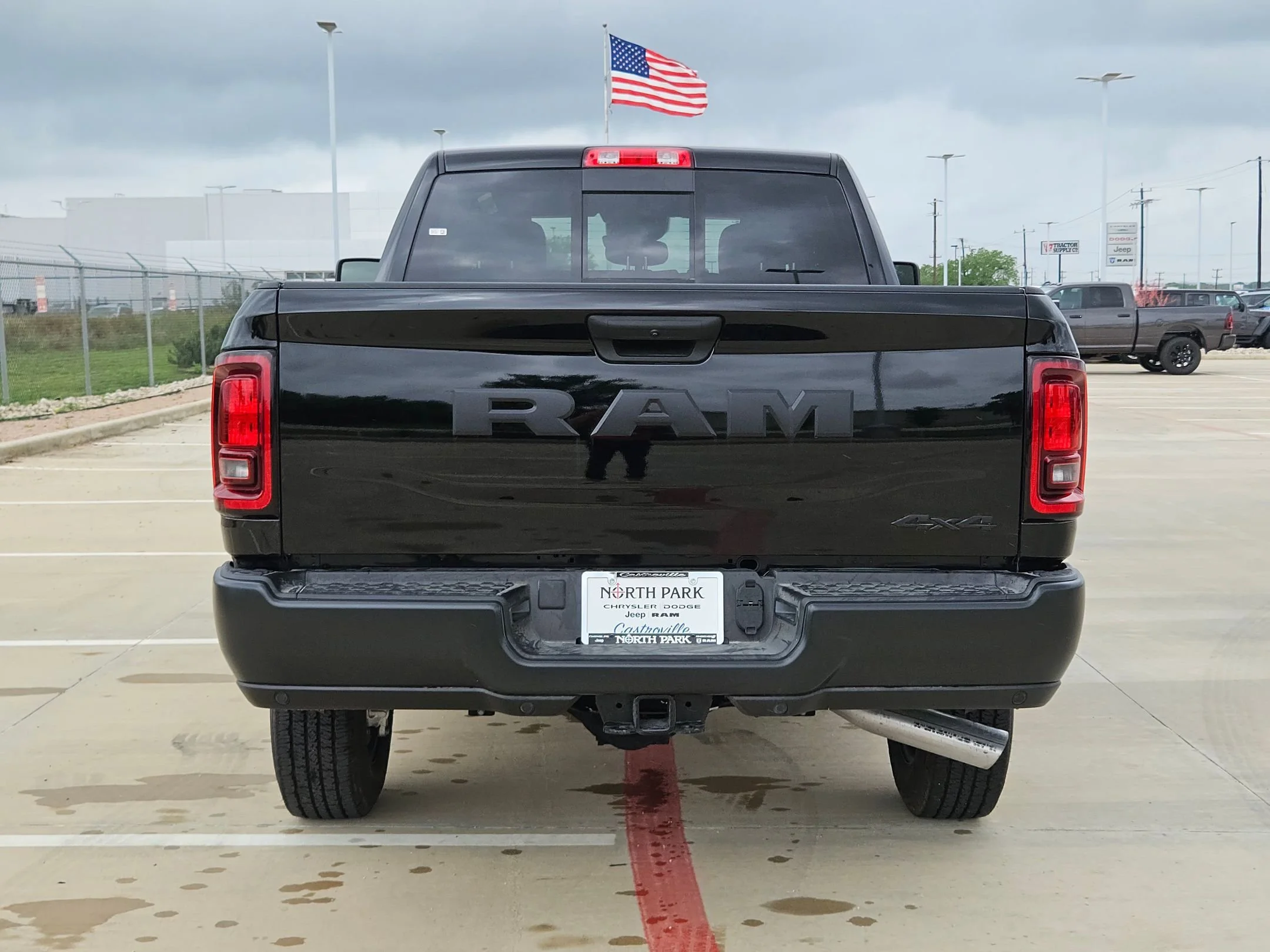 New 2026 Diamond Black Crystal Pearl-Coat Exterior Paint RAM Tradesman image 4