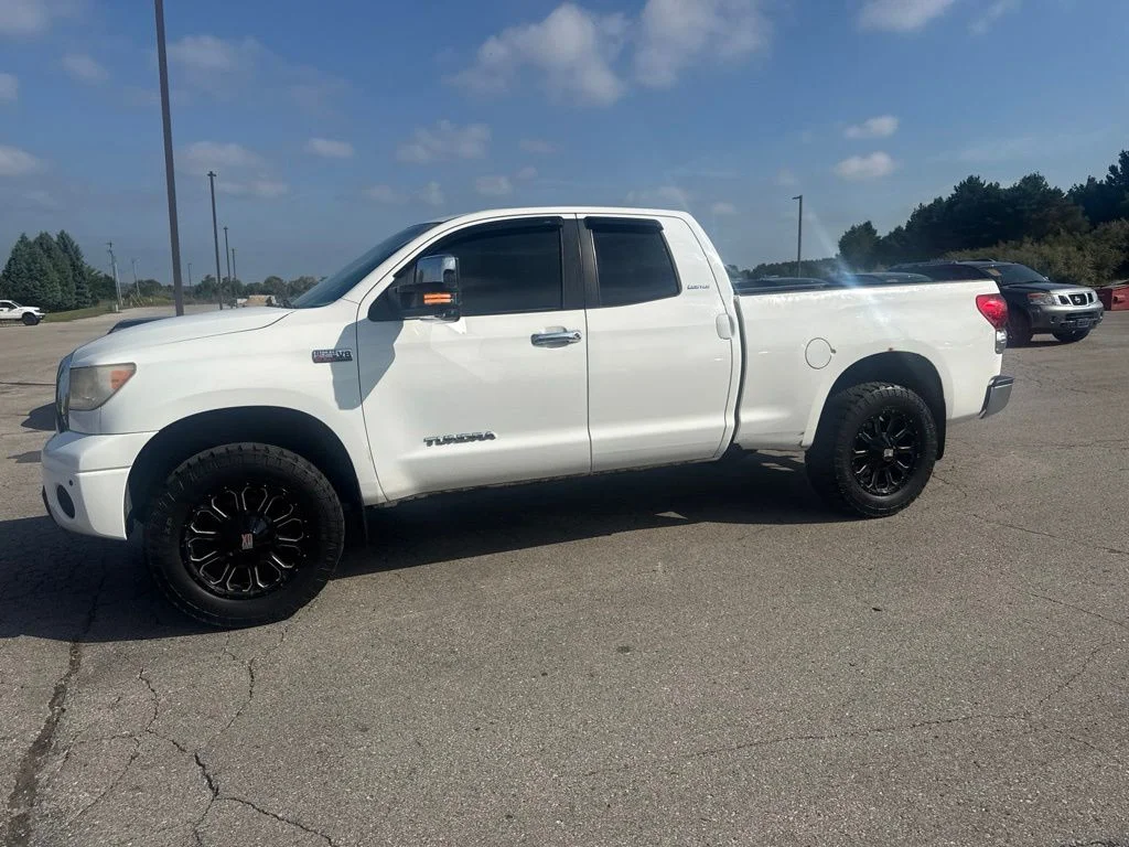 Used 2008  Toyota Limited image 2