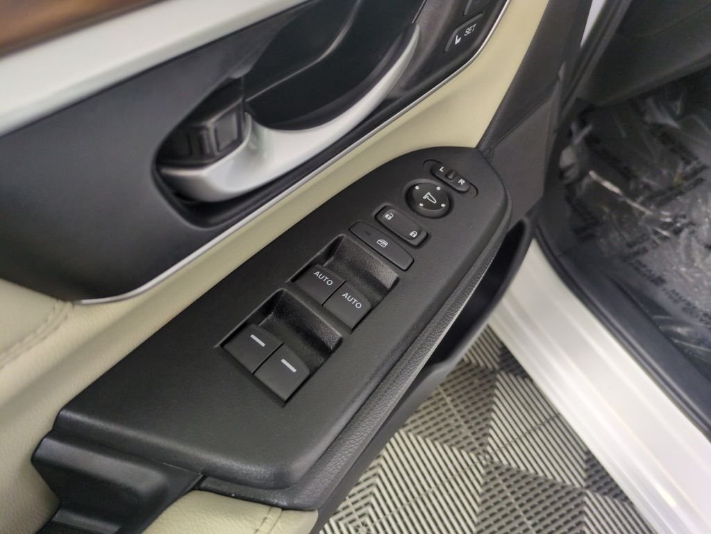 Used 2022 Platinum White Pearl Honda EX-L image 11