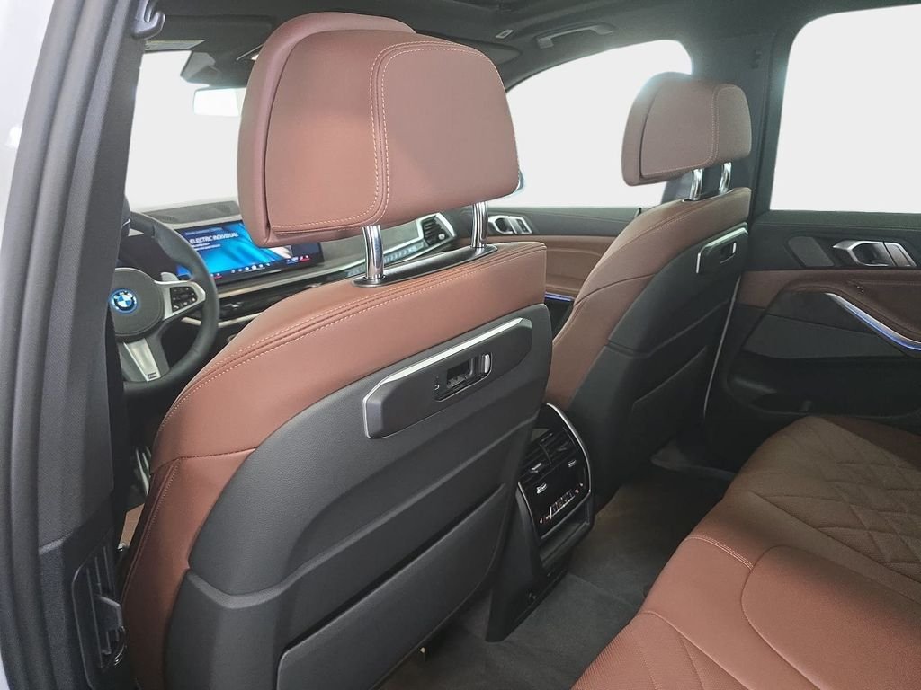 New 2026 Mineral White Metallic BMW xDrive50e image 8
