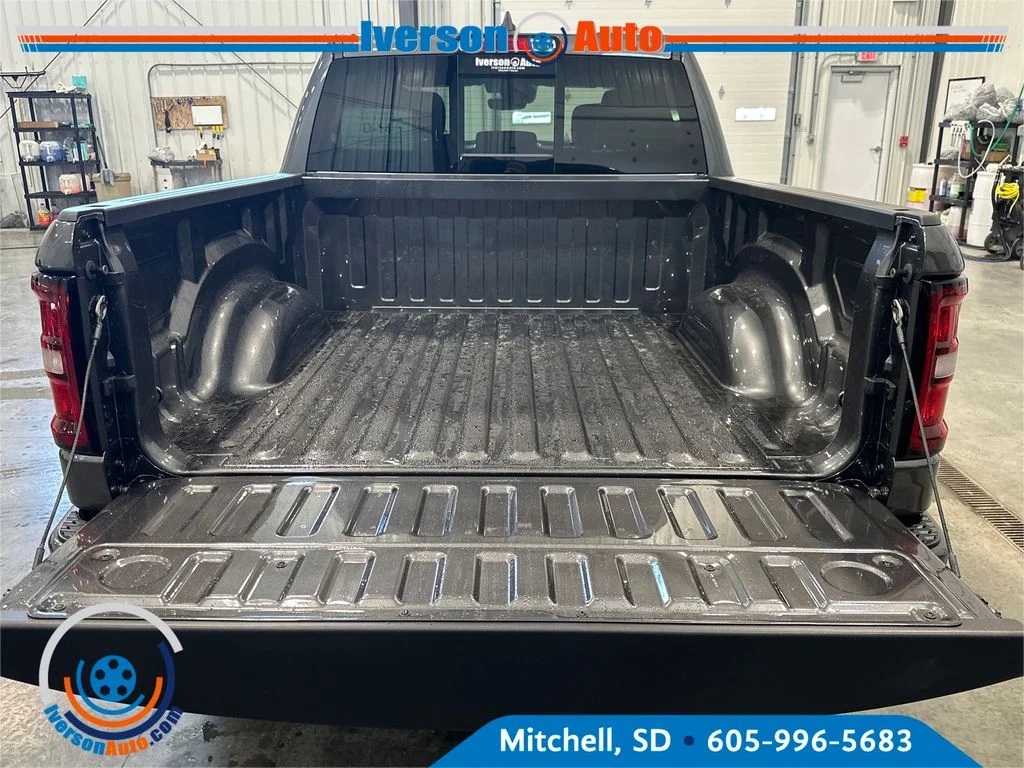 New 2026 Granite Crystal Metallic Clear-Coat Exterior Paint RAM Laramie image 30