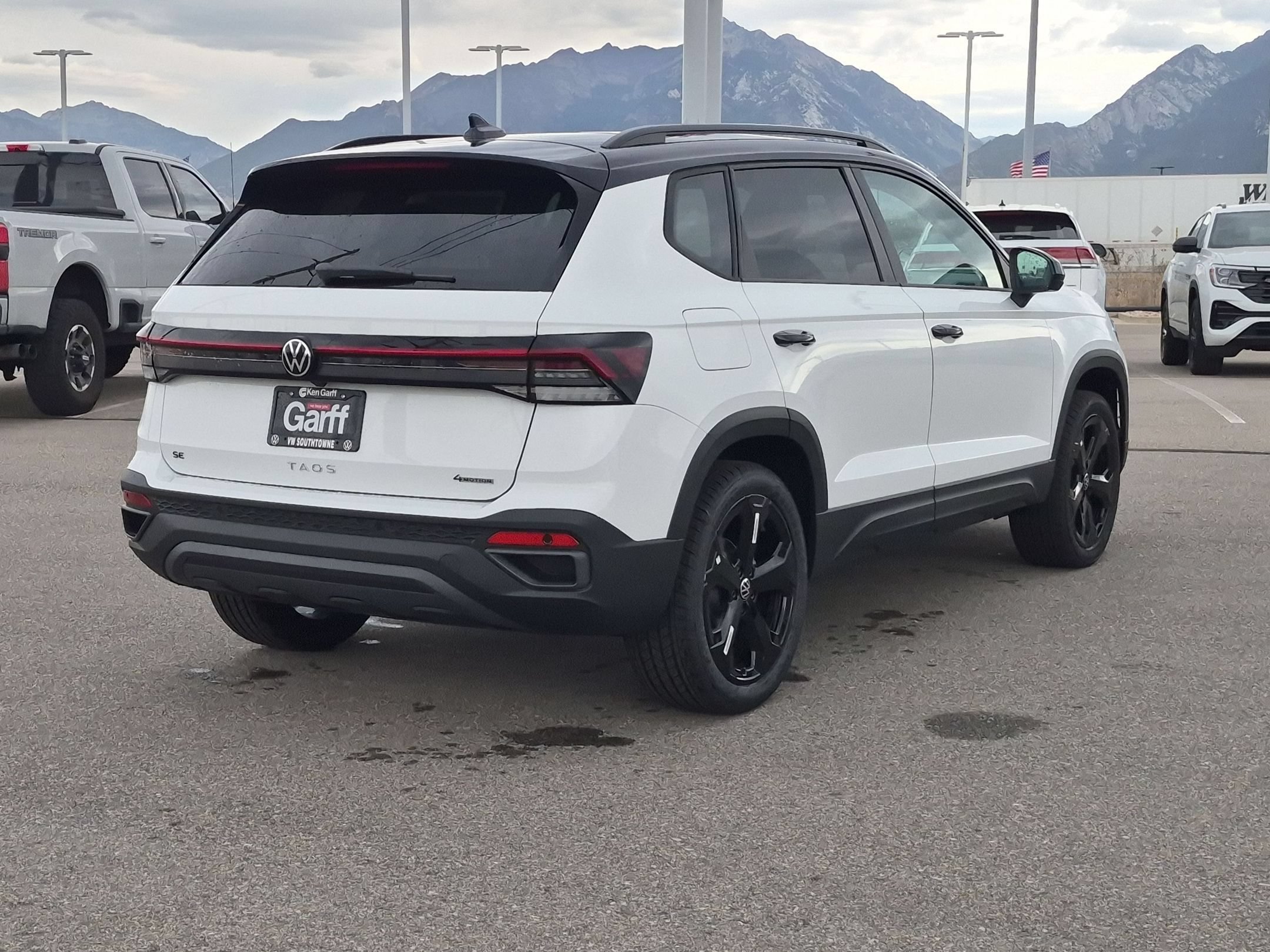 New 2026 Pure White w/Deep Blk Rf Volkswagen SE Black image 3