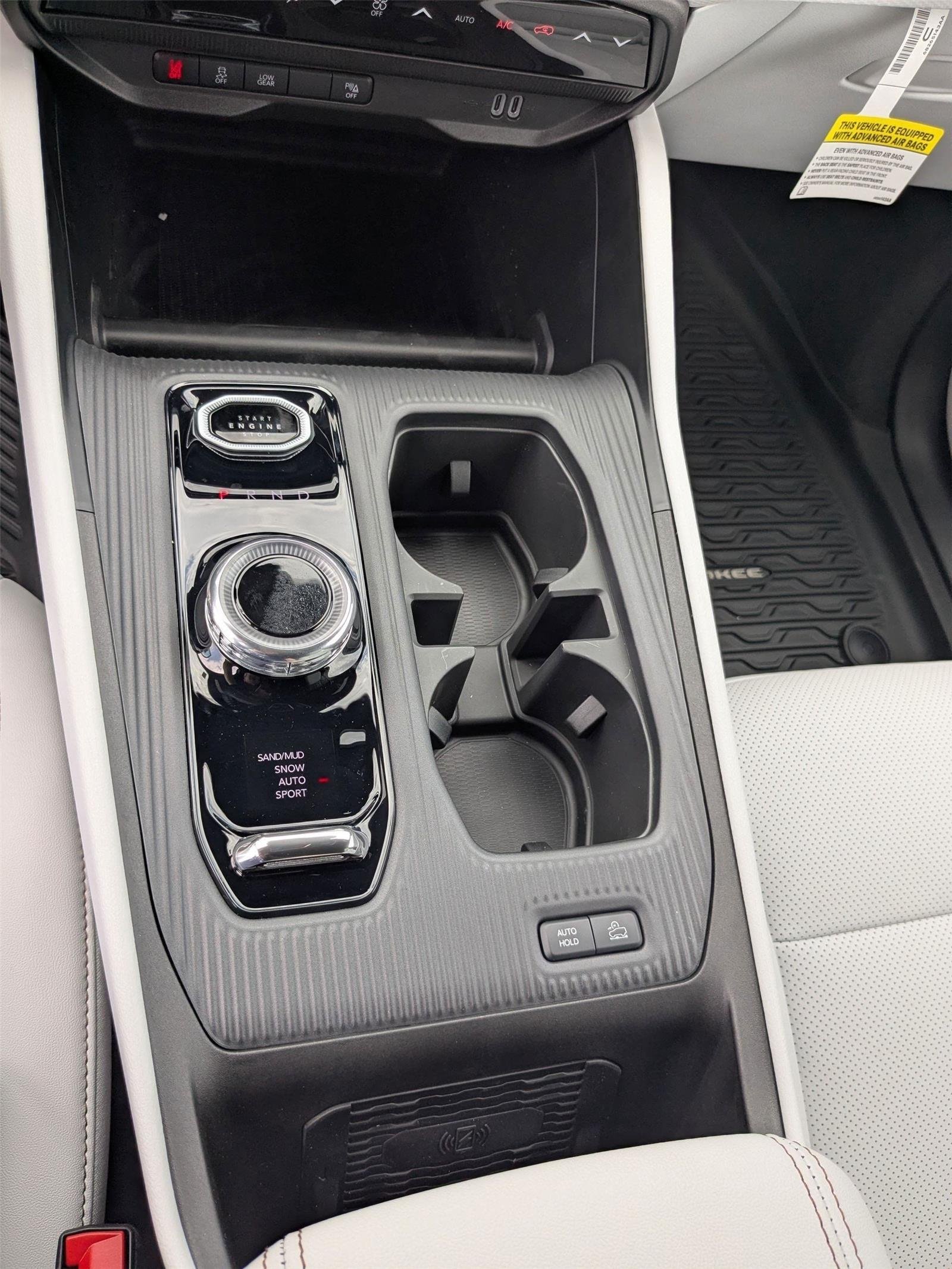 New 2026 Bright White Clear-Coat Exterior Paint Jeep Limited image 18