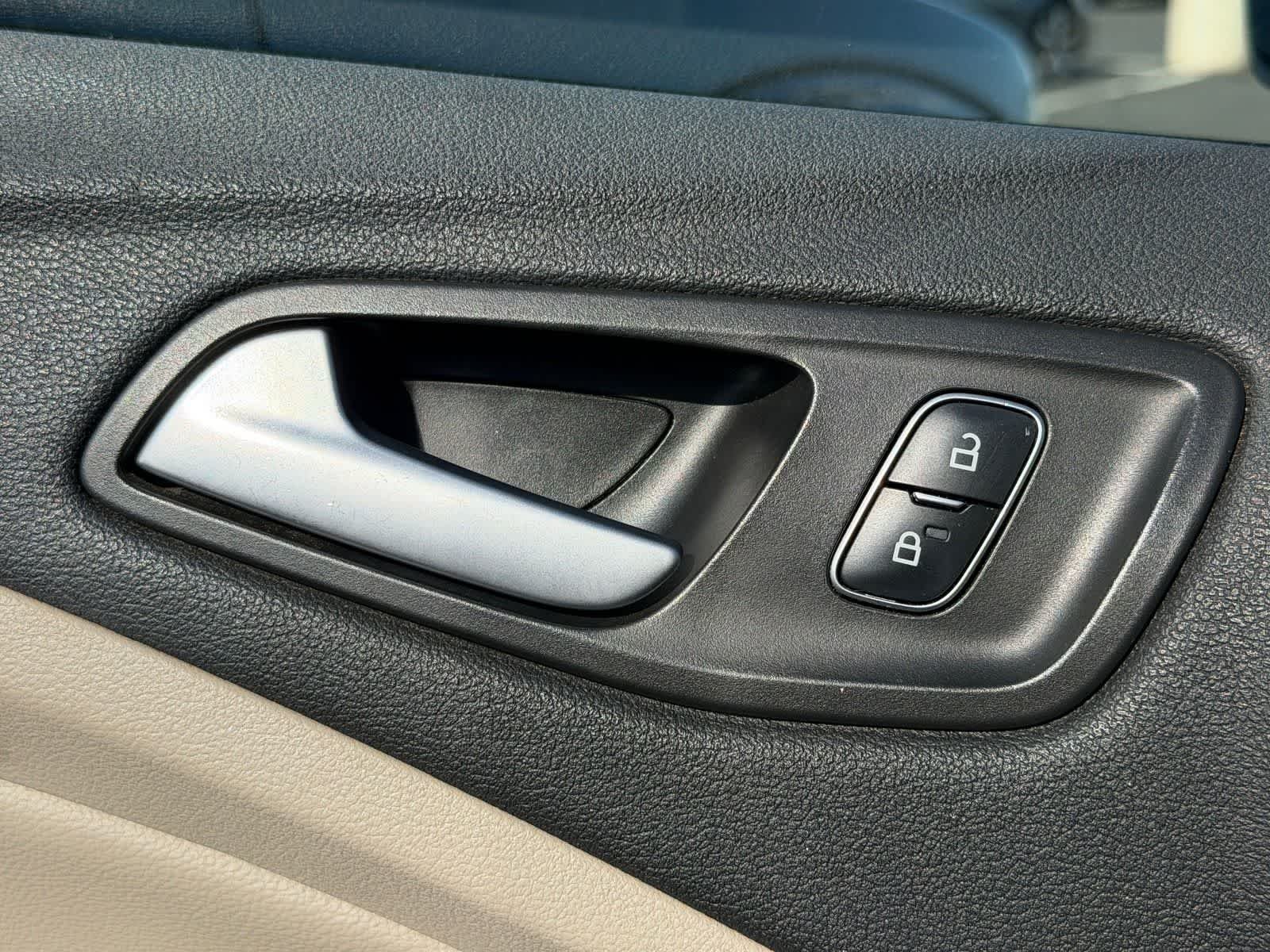Used 2018 Oxford White Ford SE image 8