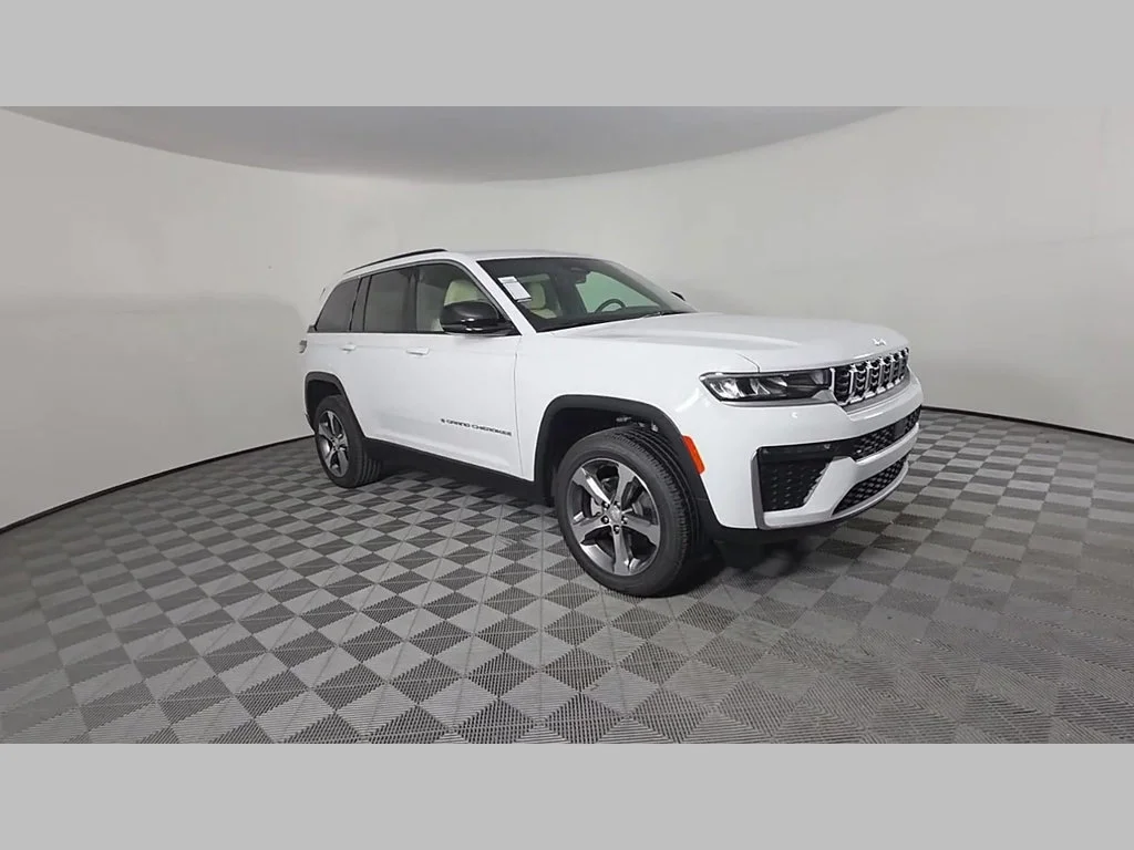New 2026 Bright White Clear-Coat Exterior Paint Jeep Limited image 45
