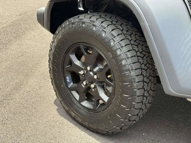 Used 2020 Billet Silver Clearcoat Metallic Jeep Unlimited Sport image 4