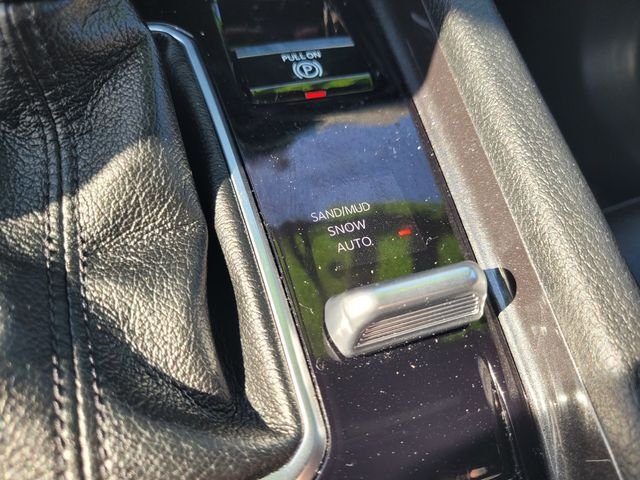 Used 2024 Silver Jeep Latitude image 26