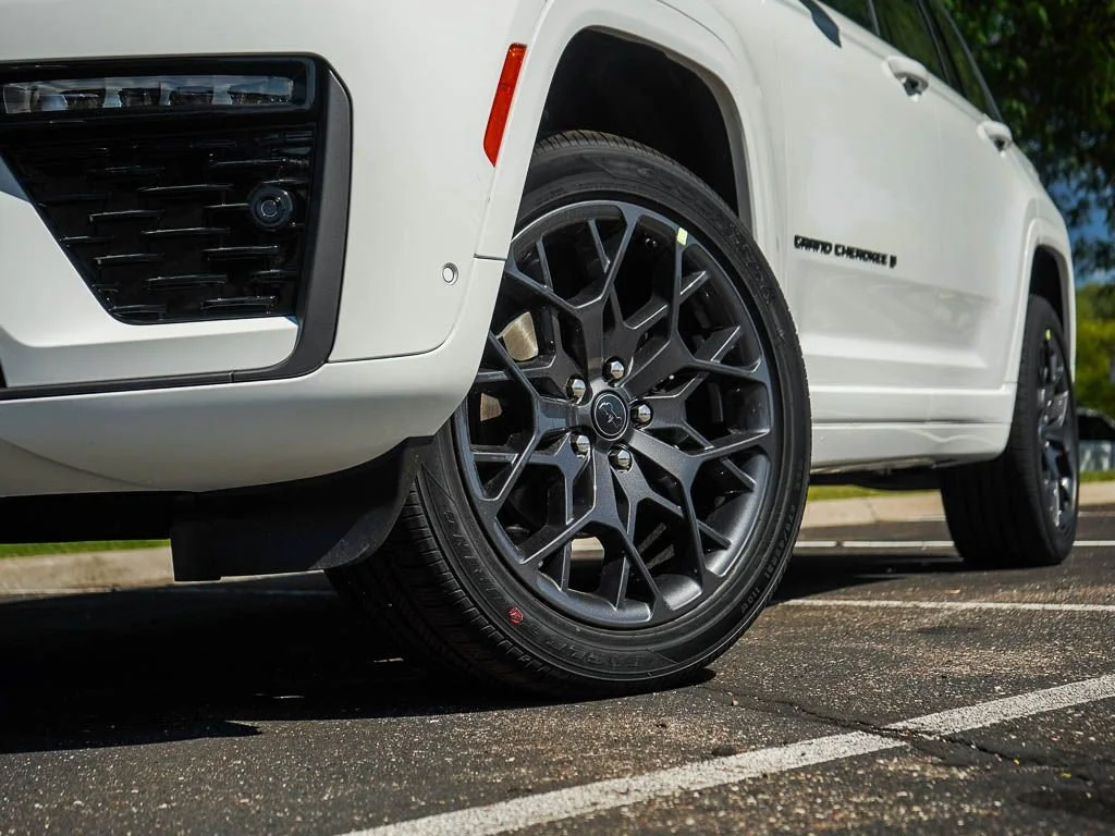 New 2027 Bright White Clearcoat Jeep Summit image 6