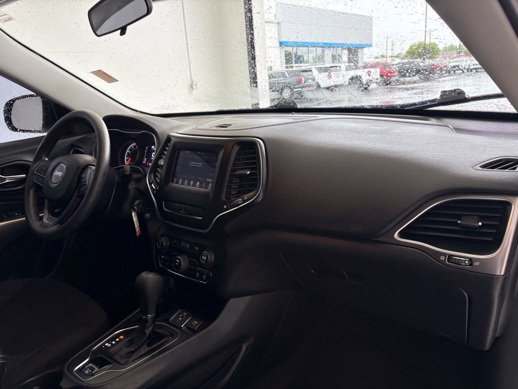 Used 2020 White Jeep Latitude image 38