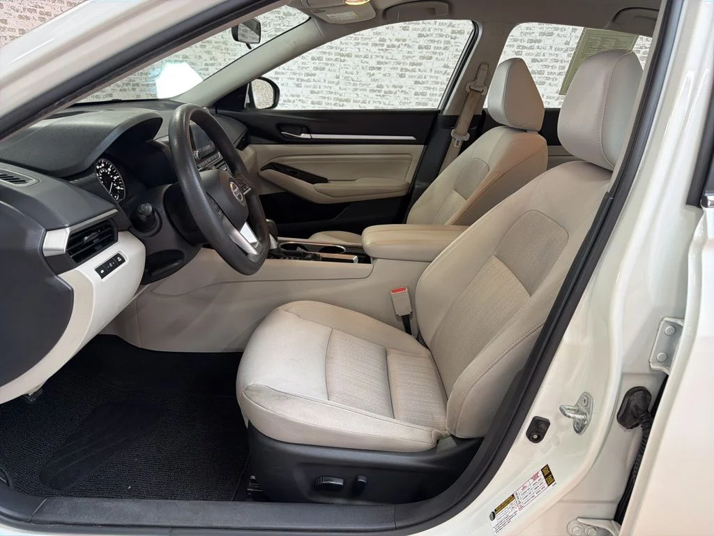 Used 2021 White Nissan 2.5 SV image 23