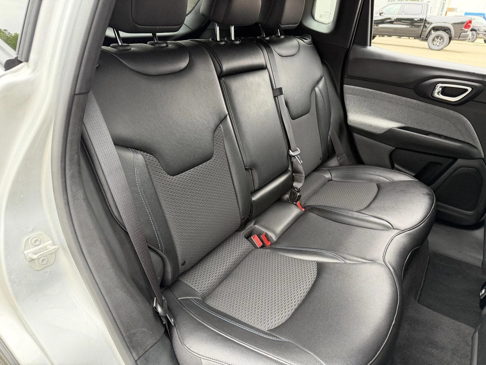 Used 2024 Silver Zynith Metallic Clearcoat Jeep Latitude image 19