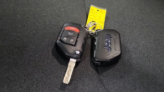 Used 2025 Gray Jeep Sahara 4xe image 14