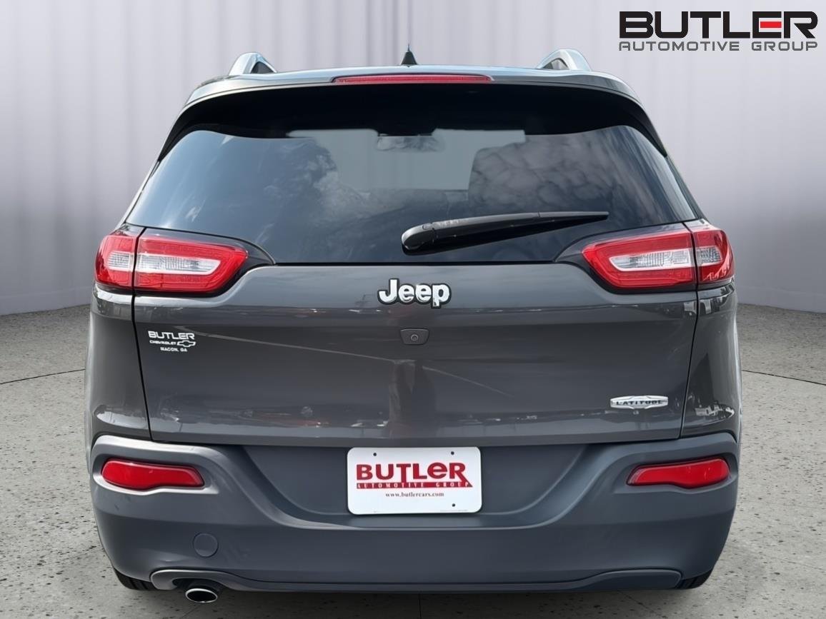 Used 2016 Granite Crystal Metallic Clearcoat Jeep Latitude image 5
