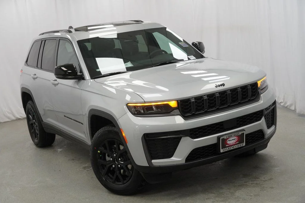 New 2026 Silver Zynith Exterior Paint Jeep Altitude image 8