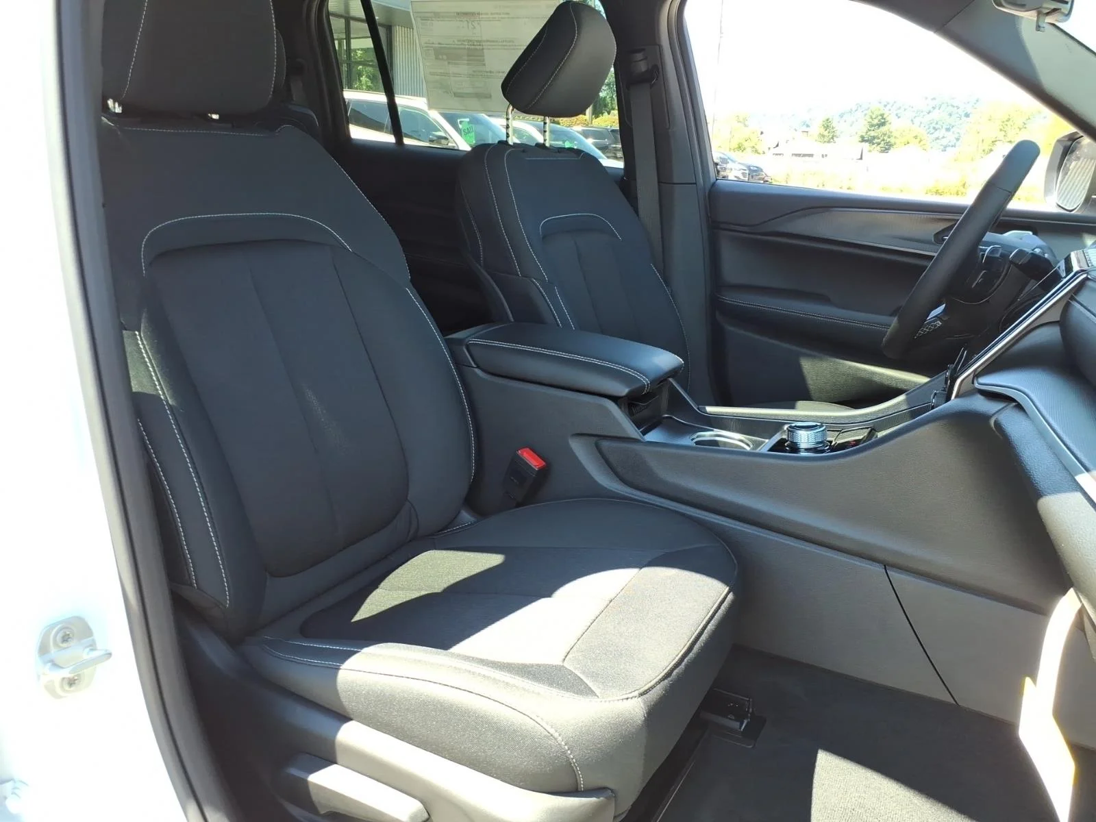New 2026 Bright White Clear-Coat Exterior Paint Jeep Laredo X image 4