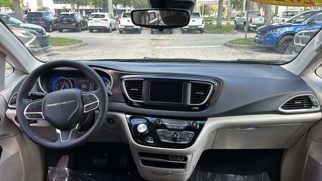 2024 Chrysler Voyager LX - Photo 13