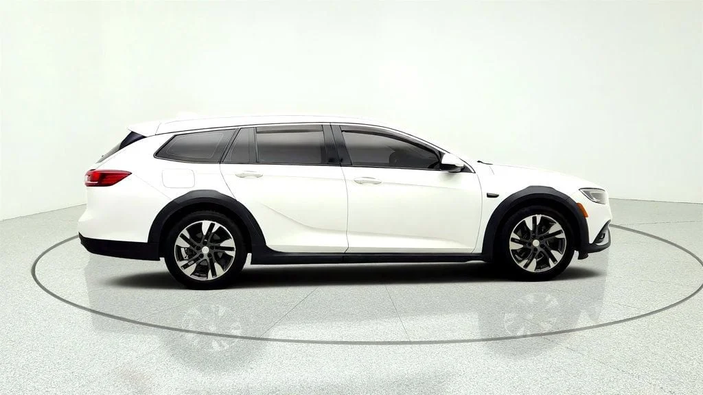 Used 2019 Summit White Buick 5dr Wagon Essence AWD image 4