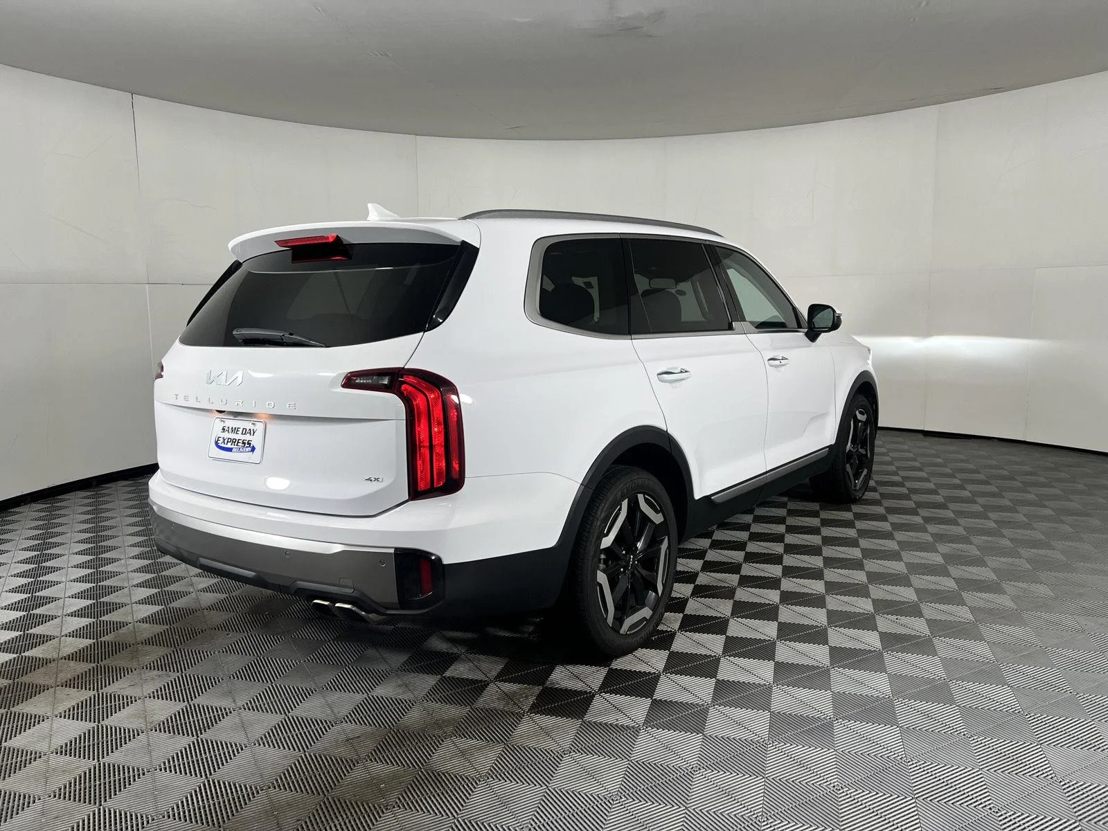 Used 2025 Glacial White Pearl Kia  image 30