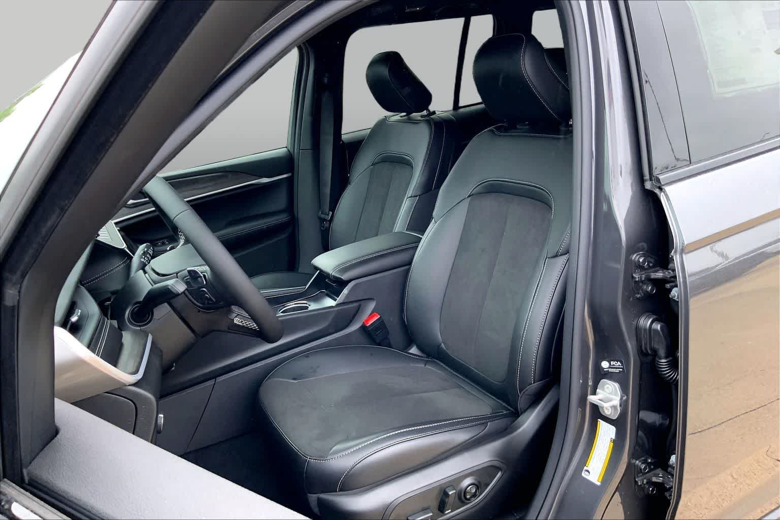 New 2026 Baltic Gray Metallic Clear-Coat Exterior Paint Jeep Laredo Altitude image 9