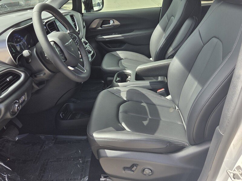 2026 Chrysler Pacifica Select - Photo 9