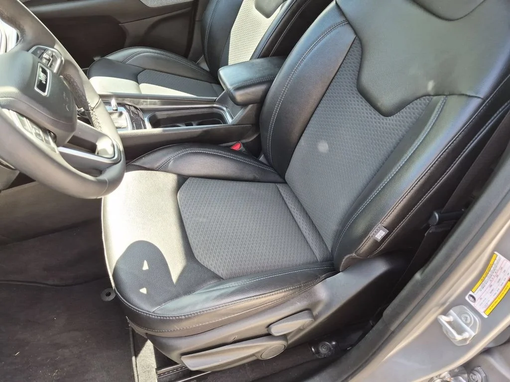 Used 2023 Silver Jeep Latitude image 17
