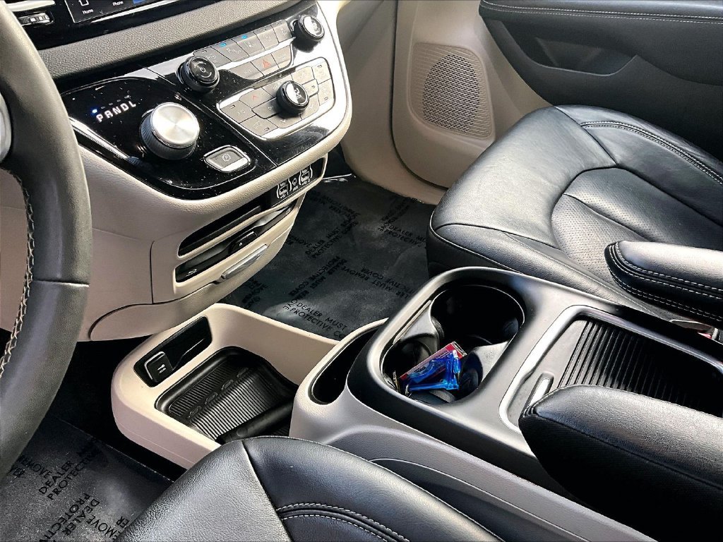 Used 2022 Ceramic Gray Clearcoat Chrysler Touring L image 21