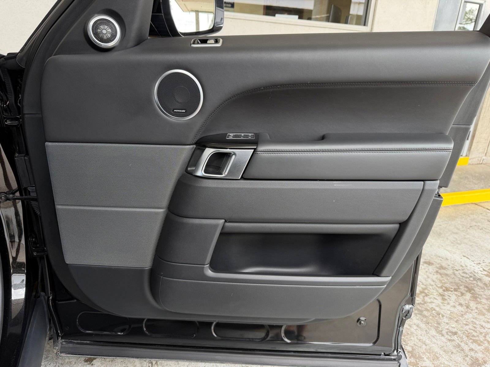 Used 2019 Black Land Rover Autobiography image 21