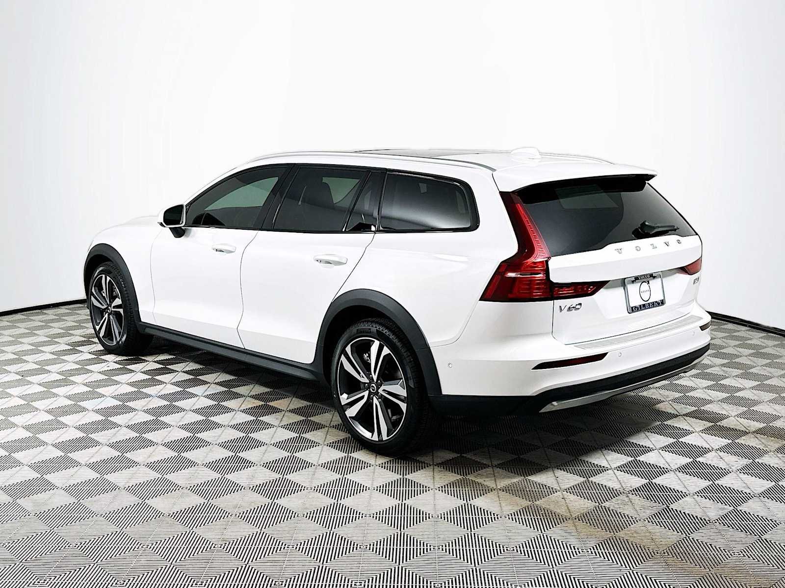 New 2026 Crystal White Volvo Plus image 5