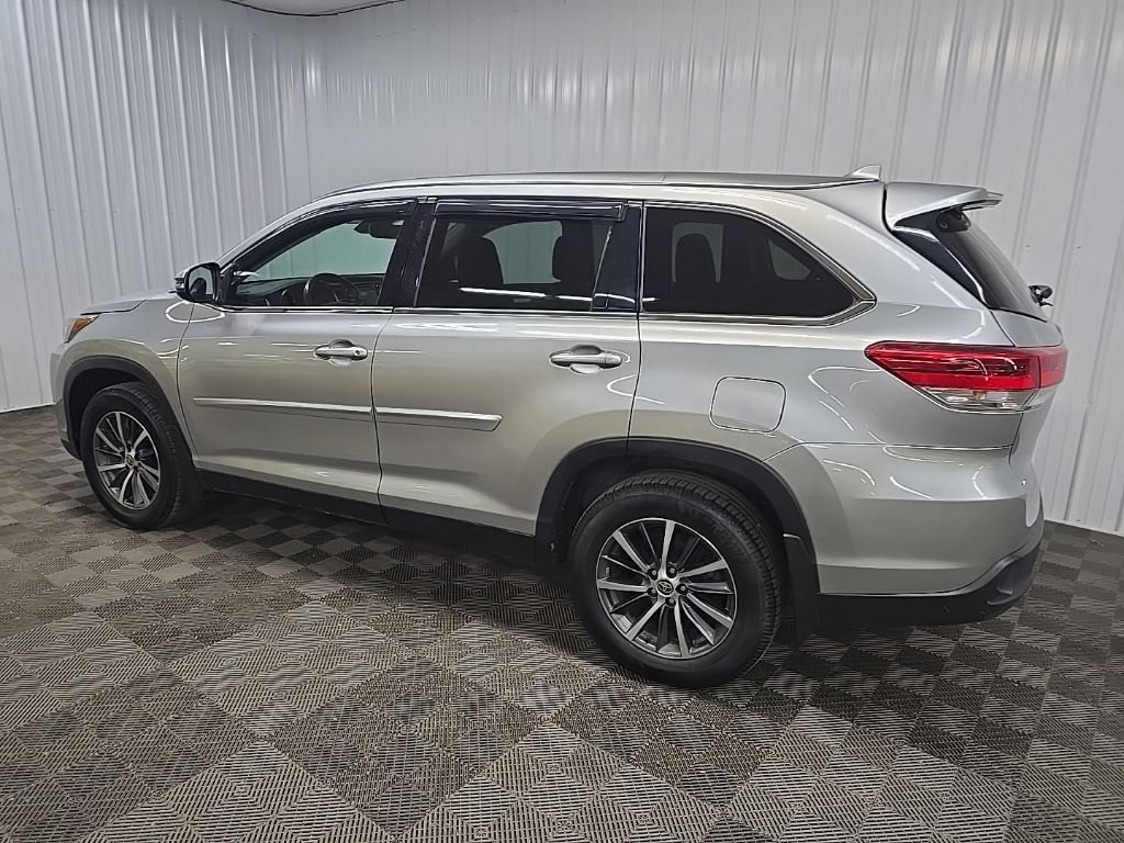 Used 2019 Silver Toyota XLE image 4